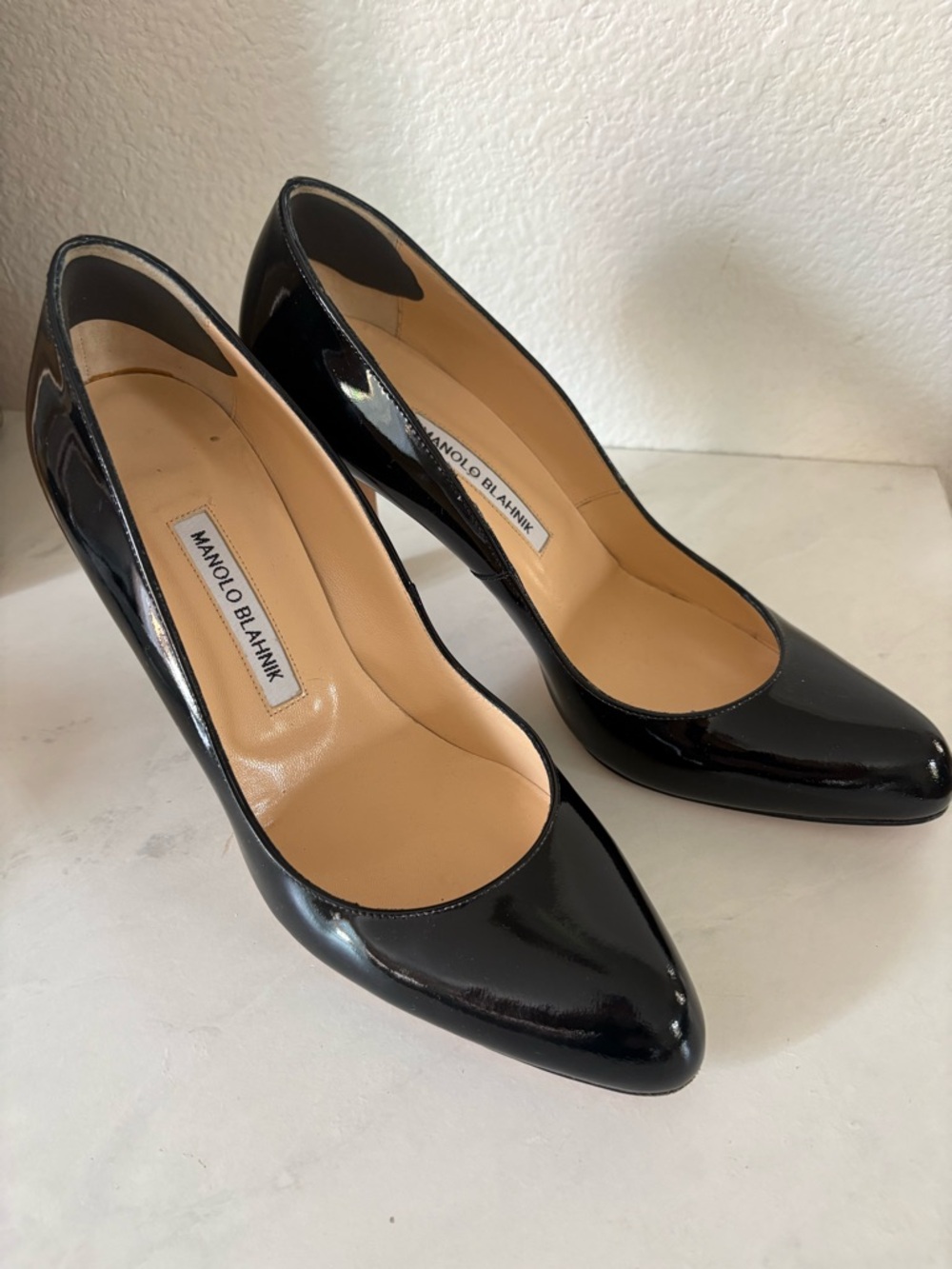Manolo Blahnik Black Patent almond rounded Pointed-Toe Pump size 40